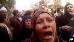 이집트 법원이 무함마드 무르시 전 대통령 지지자 529명에게 사형을 선고한 가운데, 법원 밖에서 기다리던 가족들이 충격에 빠졌다.(자료사진)