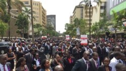 ኬንያዊያን ጠበቆች የባልደረባቸውና ሌሎች ሁለት ሰዎች ሞትን በተመለከተ የተቃውሞ ሰልፍ አካሄዱ