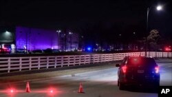 На этом снимке, взятом из видео, предоставленного WSYX, видно, как полиция реагирует на стрелка 5 февраля 2025 года, в Нью-Олбани, штат Огайо. (Фото WSYX via AP)