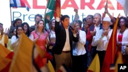 Carlos Alvarado Quesada celebra su victoria en la segunda vuelta de las elecciones presidenciales de Costa Rica.