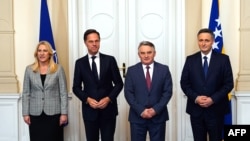 Слева направо: председатель Президентства Боснии и Герцеговины Желька Цвиянович, генеральный секретарь НАТО Марк Рютте и члены Президентства Боснии и Герцеговины Желько Комсич и Денис Бечирович. Сараево, 10 марта 2025 г. 