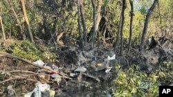 ຮູບພາບທີ່ເຜີຍແຜ່ໂດຍກົມຂ່າວຂອງຈັງຫວັດຊະເຊີງເຊົາ ເສດຊາກເຮືອບິນທີ່ລະເບີດກະຈັດກະຈາຍ ໃນບໍລິເວນຈຸດເກີດເຫດໃນຈັງຫວັດຊະເຊີງເຊົາ, ປະເທດໄທ, ວັນພະຫັດ, ວັນທີ 22 ສິງຫາ 2024. (Chachoengsao's Public Relations Department via AP)