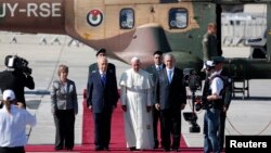 25일, 이스라엘에 도착한 교황 프란치스코 1세가 시몬 페레스 이스라엘 대통령과 베냐민 네타냐후 총리의 영접을 받고 있다.