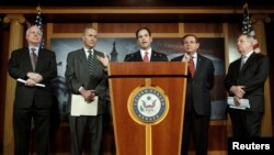 28일 이민개혁안 초안 합의 발표하는 미 상원의 민주·공화 중진 의원들. 
