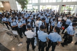 香港警察在苹果日报总部进行搜查并逮捕苹果日报高管。（2021年6月17日）