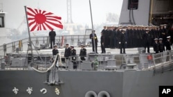 2019年4月21日，日本“凉月”号驱逐舰悬挂“旭日旗”抵达青岛