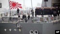 资料照片：日本海上自卫队“凉月”号驱逐舰悬挂“旭日旗”抵达青岛参加中国海军成立70周年的庆祝活动。（2019年4月21日）