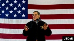 17일 이탈리아의 비첸자 미군 기지를 방문한 리언 파네타 미국 국방장관.