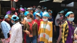 កម្មកររោងចក្រកាត់ដេរប្រភឹសឹស ខេមបូឌា ហ្គាមេន អិលធីឌី ក្នុងខេត្តកណ្តាល ចាប់ផ្តើមចេញពីរោងចក្រដើម្បីទទួលទានបាយថ្ងៃត្រង់ ដោយមានពាក់ម៉ាសគ្រប់គ្នា នៅថ្ងៃទី២០ ខែមីនា ឆ្នាំ២០២០។ (កាន់ វិច្ឆិកា/VOA Khmer)