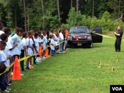 Detective Frank Wulff with the Maryland National Capital Park Police demonstrates a mock crime scene investigation during Cops Camp in Maryland, July 2015. (J. Taboh/VOA)