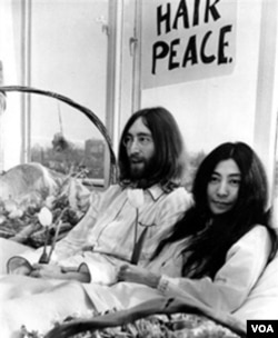 Джон Леннон и Йоко Оно во время перформанса Bed Peace в Амстердаме, 1969