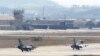 지난 2013년 4월 미-한 연합 군사훈련에 참가한 미 공군 소속 F-16 전투기들이 한국 오산 공군기지에서 이륙 준비를 하고 있다. (자료사진)