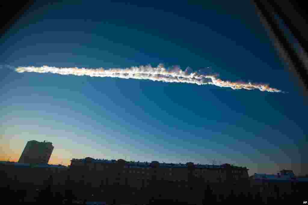 Meteor yang jatuh dengan jejak awan putih di belakangnya tampak di langit Chelyabinsk (15/2). (Foto: Chelyabinsk.ru.)