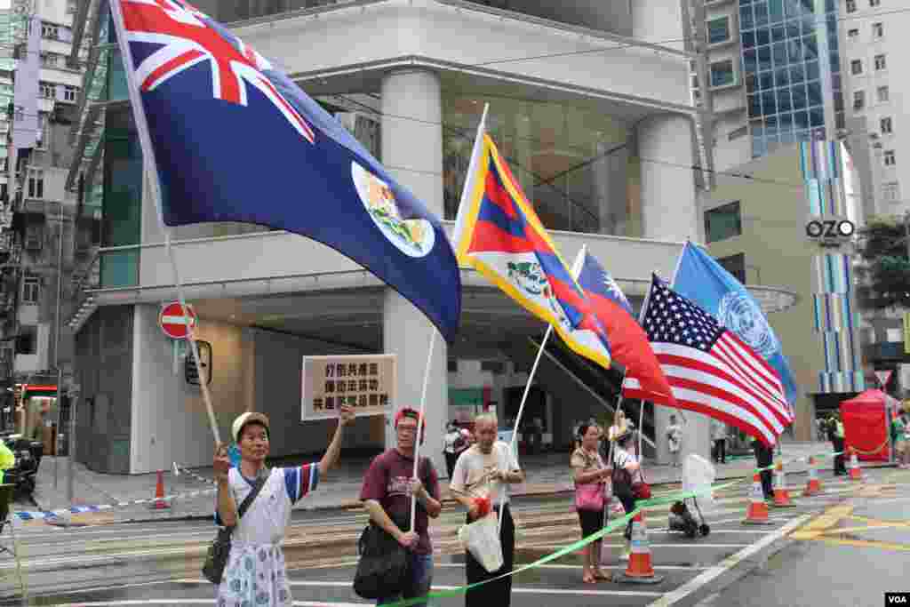 香港几十万市民上街参加七一大游行要求真普选 (美国之音海彦拍摄)