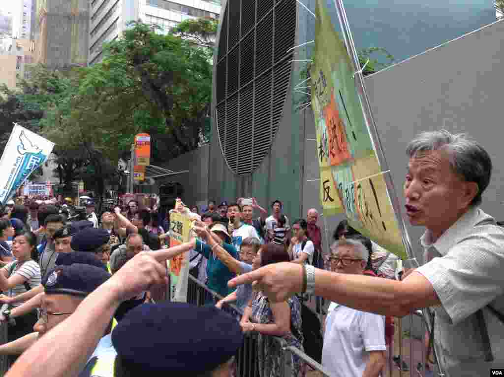 香港泛民多个政党和团体周六声援铜锣湾书店店长林荣基（美国之音海彦拍摄）
