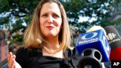 캐나다 협상 대표로 워싱턴을 방문한 크리스티아 프리랜드 캐나다 외교장관이 언론에 협상 과정을 설명하고 있다.