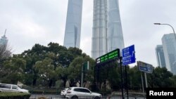 资料照：上海陆家嘴金融区街头屏幕显示的沪深股市指数。（2024年2月5日）