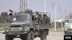 Militer Suriah (atas) dilaporkan terlibat pertempuran dengan anggota militer Suriah yang membelot.