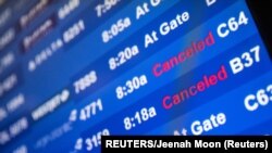 在纽约肯尼迪国际机场的显示牌上显示的因新冠疫情而被取消的航班（2021年12月26号）。