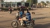 Une station service désertée par les usagers à N'Djamena, le 9 janvier 2018. (VOA/André Kodmadjingar)