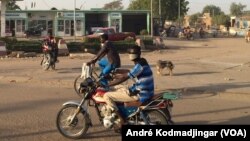 Une station service désertée par les usagers à N'Djamena, le 9 janvier 2018. (VOA/André Kodmadjingar)