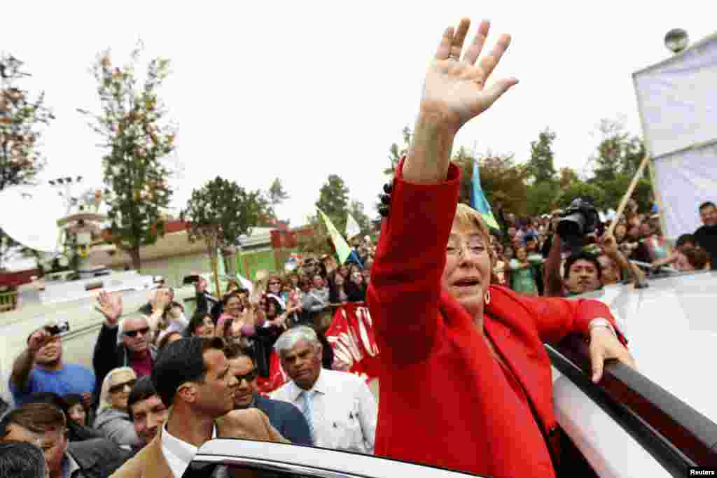 Kandidat Presiden Chili Michelle Bachelet melambai kepada para pendukungnya ketika melakukan kampanye di ibukota Santiago.