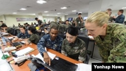 지난 2016년 8월 '을지프리덤가디언(UFG)' 미-한 연합훈련에 참가한 양국 장병들이 한국 해군작전사령부 연습상황실에서 훈련하고 있다. (자료사진)
