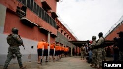 Tentara menggiring sejumlah tahanan di sebuah blok di penjara militer Litoral, di Guayaquil, Ekuador, pada 9 Februari 2024. (Foto: Reuters/Santiago Arcos)
