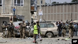 Serangan bunuh diri Taliban di dekat bandara Kabul, Afghanistan, Minggu (17/5). Taliban menyerang kantor pemerintah di provinsi Uruzgan Senin (18/5) dini hari.