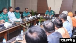 ডিএমপি সদর দফতরে আইনশৃঙ্খলা পরিস্থিতিসংক্রান্ত সভা শেষে সাংবাদিকদের সঙ্গে আলাপকালে ডিএমপি কমিশনার মো. মাইনুল হাসান। 