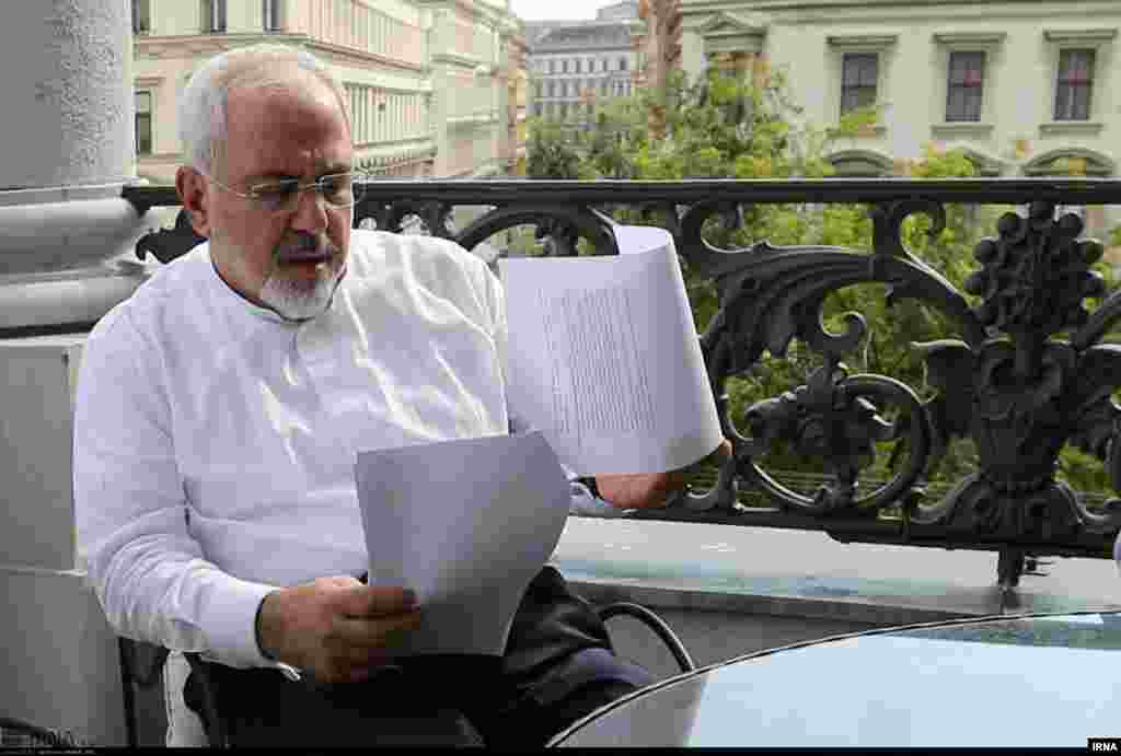 محمدجواد ظریف وزیر خارجه ایران در بالکن اتاق هیئت ایرانی در هتل کویورگ - شنبه ۲۰ تیر ۱۳۹۴