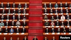 2023年3月5日中国国家主席习近平和其他官员在中国北京人民大会堂举行的全国人民代表大会开幕式上