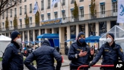 نمایی از بیرون هتل بایِریشِر هوف، محل برگزاری کنفرانس امنیتی مونیخ ۲۰۲۲