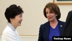 박근혜 한국 대통령이 2일 청와대를 방문한 낸시 펠로시 미국 하원 민주당 원내대표를 만나 악수하고 있다.