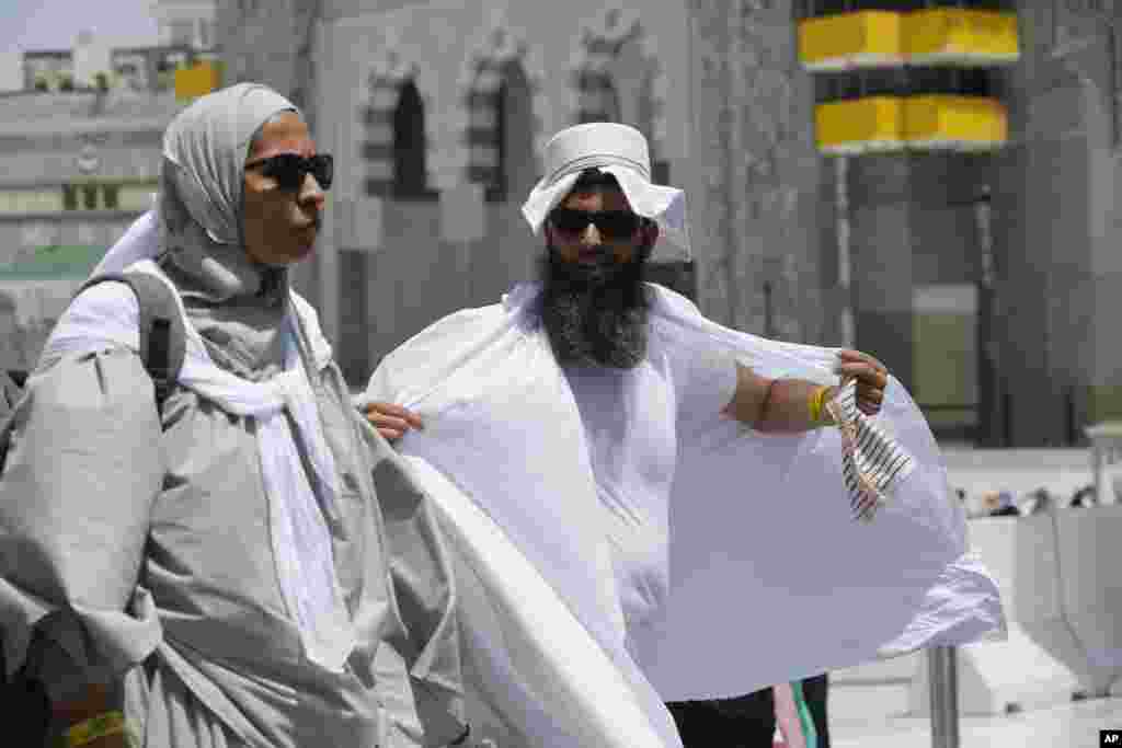 Hujaji akifunika kichwa chake kujizuia na joto lililoripotiwa kuongezeka kufikia nyuzi joto 42 katika msitiki mtukufu wa Makka nchini Saudi Arabia.