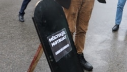 Jurnalistlər Milli Məclisin binası qarçısında etiraz aksiyası keçirib