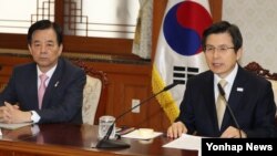 황교안 한국 대통령 권한대행 국무총리(오른쪽)가 20일 정부 서울청사에서 열린 국정현안 관계장관회의에서 발언하고 있다. 