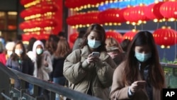 人们戴着口罩在台湾台北的一家购物中心散步。（2020年1月31日）