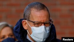 资料照：哈佛大学化学教授利伯抵达波士顿一家联邦法院。（2021年12月14日）