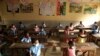 Des élèves suivent des cours à l'école Merlan de Paillet, à Abidjan, Côte d'Ivoire le 25 mai 2020. 