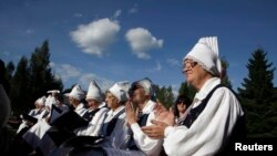 Milli geyimlərdə qadınlar dünyanın ilk rəqəmsal mahnı festivalında Estoniyanın müstəqillik gününü bayram edirlər. Estoniya və onun xaricində təqribən 100 məkanda müğənnilər internet şəbəkəsi vasitəsilə minlərin xorunu yaradıblar. 20 avqust, 2010.