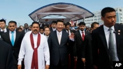 中国国家主席习近平和斯里兰卡当时的总统拉贾帕克萨2014年参加斯里兰卡科伦坡港口城建设的启动仪式，这个建设项目资金大部分由中国贷款。(资料照)