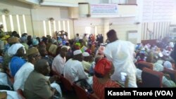 Lors de la "Conférence d'entente nationale" qui se tient à Bamako, au Mali, le 27 mars 2017. (VOA/Kassim Traoré)