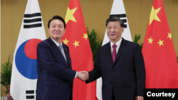 윤석열 한국 대통령(왼쪽)과 시진핑 중국 국가주석이 15일 인도네시아 발리에서 회담했다. 사진 제공 = 한국 대통령실.