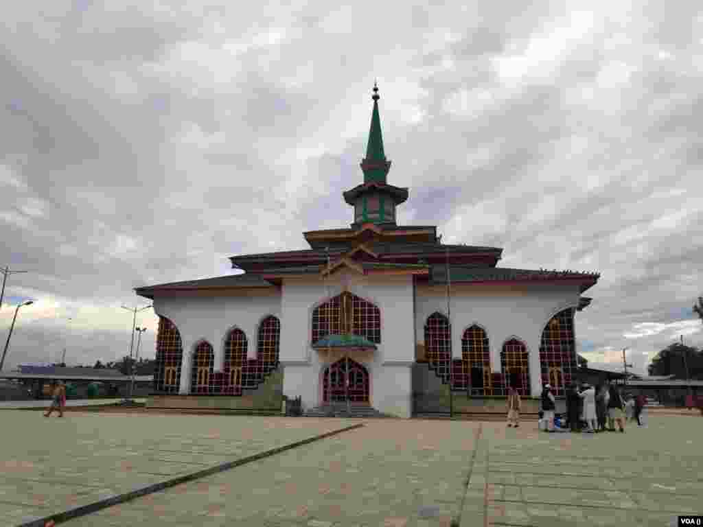 شیخ نور الدین جنہیں شیخ العالم، نُندہ ریشی اور علمدارِ کشمیر کے خطاب سے بھی یاد کیا جاتا ہے۔ وہ کشمیری زبان کے پہلے نام ور شاعر، ادیب اور صوفی بزرگ سمجھے جاتے ہیں۔