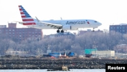 An American Airlines Boeing 737 Max 8, on a flight from Miami to New York City, comes in for landing at LaGuardia Airport in New York, U.S., March 12, 2019. (REUTERS/Shannon Stapleton) 