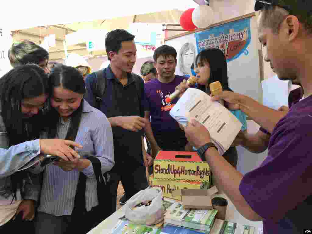 ក្រុម​យុវជន​កំពុង​​ចូលរួម​ឆ្លើយ​សំណួរ​យក​រង្វាន់​ក្នុង​ពិធី​​ប្រាព្ធ​ទិវា​សិទ្ធិ​មនុស្ស​អន្តរជាតិ ១០ ធ្នូ ​លើកទី​៧១ នៅ​ពហុ​កីឡាដ្ឋាន​ជាតិ​អូឡាំពិក នៅ​ថ្ងៃទី​០៧ ខែ​ធ្នូ ឆ្នាំ​២០១៩។ (កាន់ វិច្ឆិកា/VOA)​