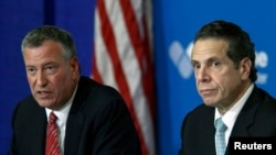 纽约市长白思豪和纽约州长科莫在记者会上谈论纽约第一个埃博拉病例（2014年10月23日）