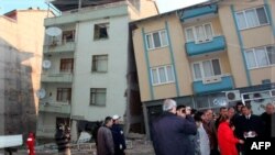 Türkiyədə şiddətli zəlzələ nəticəsində yüzlərlə nəfər həyatını itirib