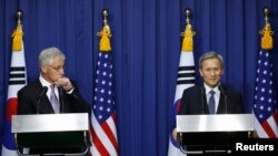 Menhan AS Chuck Hagel (kiri) dan Menhan Korea Selatan Kim Kwan-jin menggelar konferensi pers bersama seusai Pertemuan Keamanan AS-Korea Selatan ke-45 di Seoul (2/10).